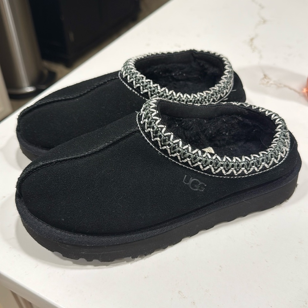 LIKE NEW- UGG TASMAN SLIPPERS